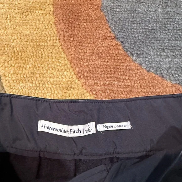 Abercrombie & Fitch Vegan Black Leather High Waisted Pleated Skirt Women’s XS - Picture 2 of 3